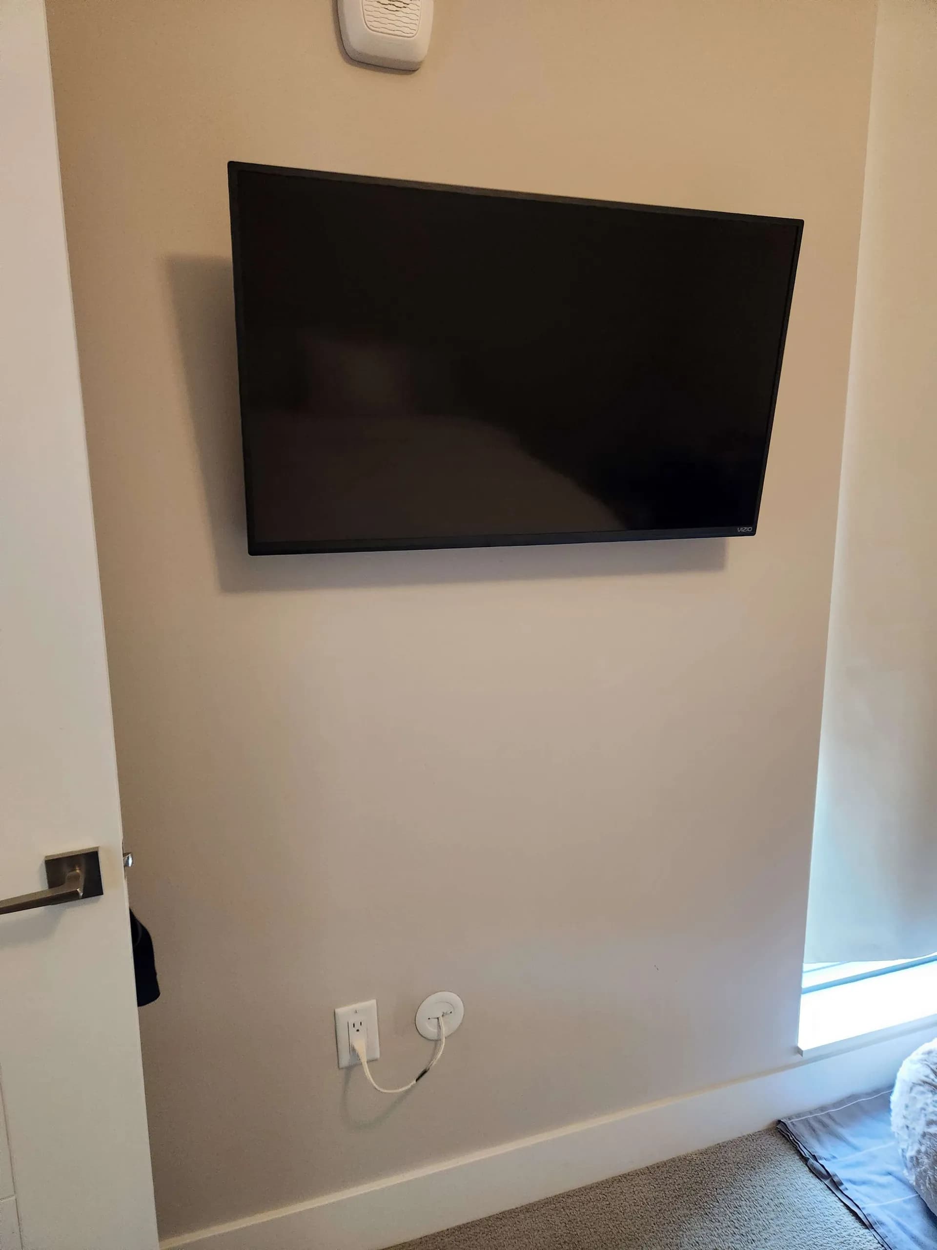 Professional TV mounting installation in Milwaukee home