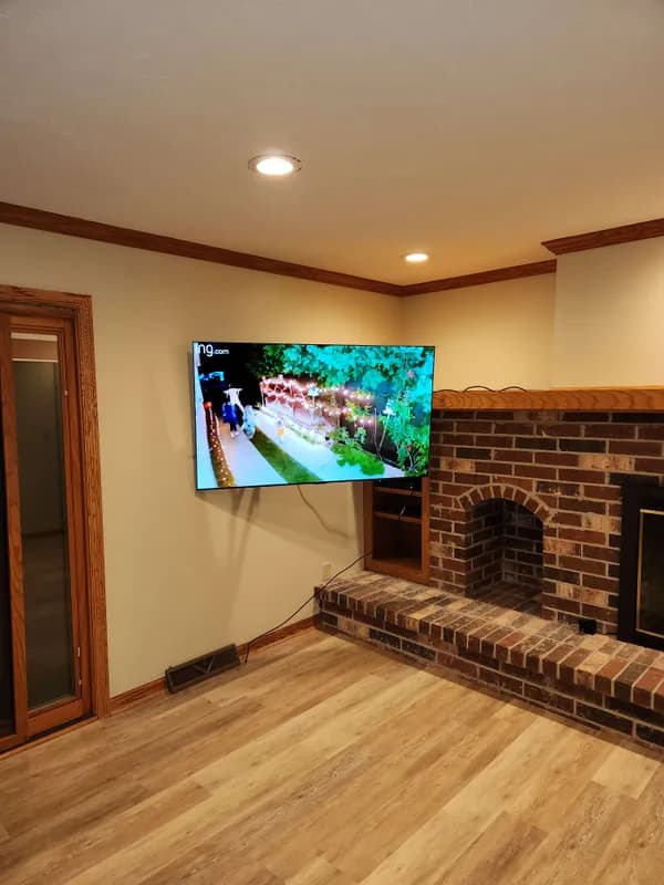 Professional TV mounting installation in Milwaukee home