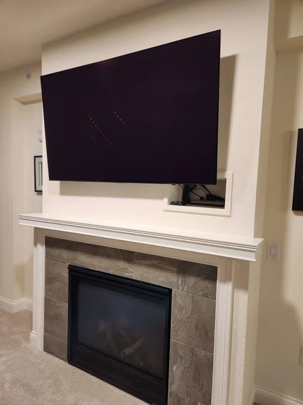 Professional TV mounting installation in Milwaukee home