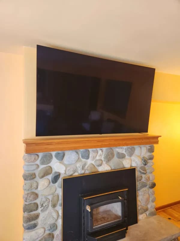 Professional TV mounting installation in Milwaukee home