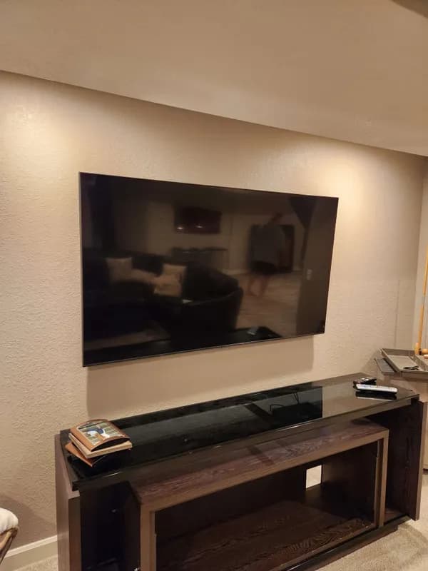 Professional TV mounting installation in Milwaukee home