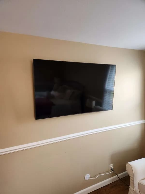 Professional TV mounting installation in Milwaukee home