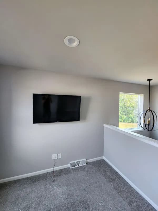 Professional TV mounting installation in Milwaukee home