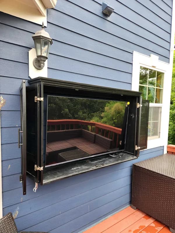 Professional TV mounting installation in Milwaukee home