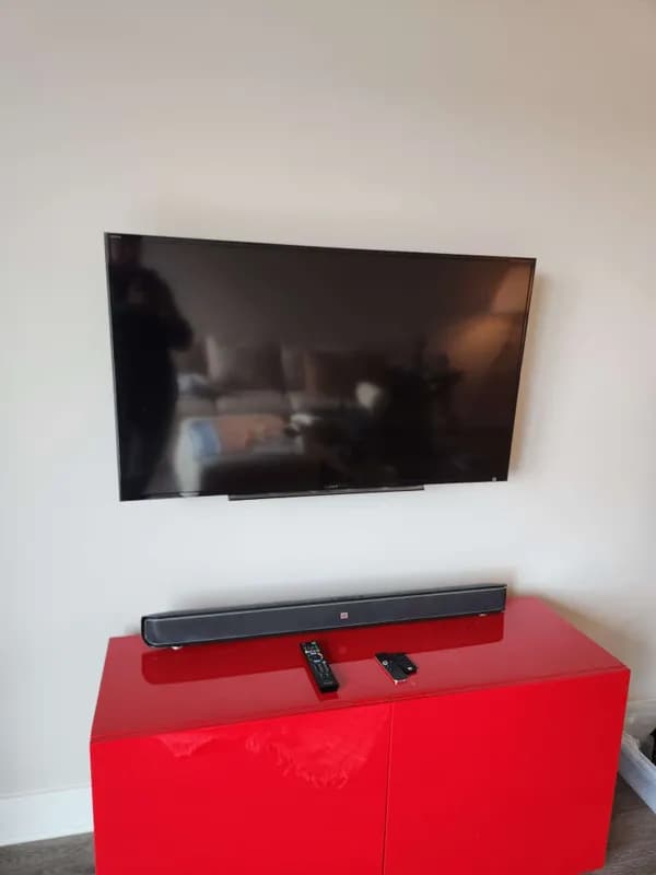 Professional TV mounting installation in Milwaukee home