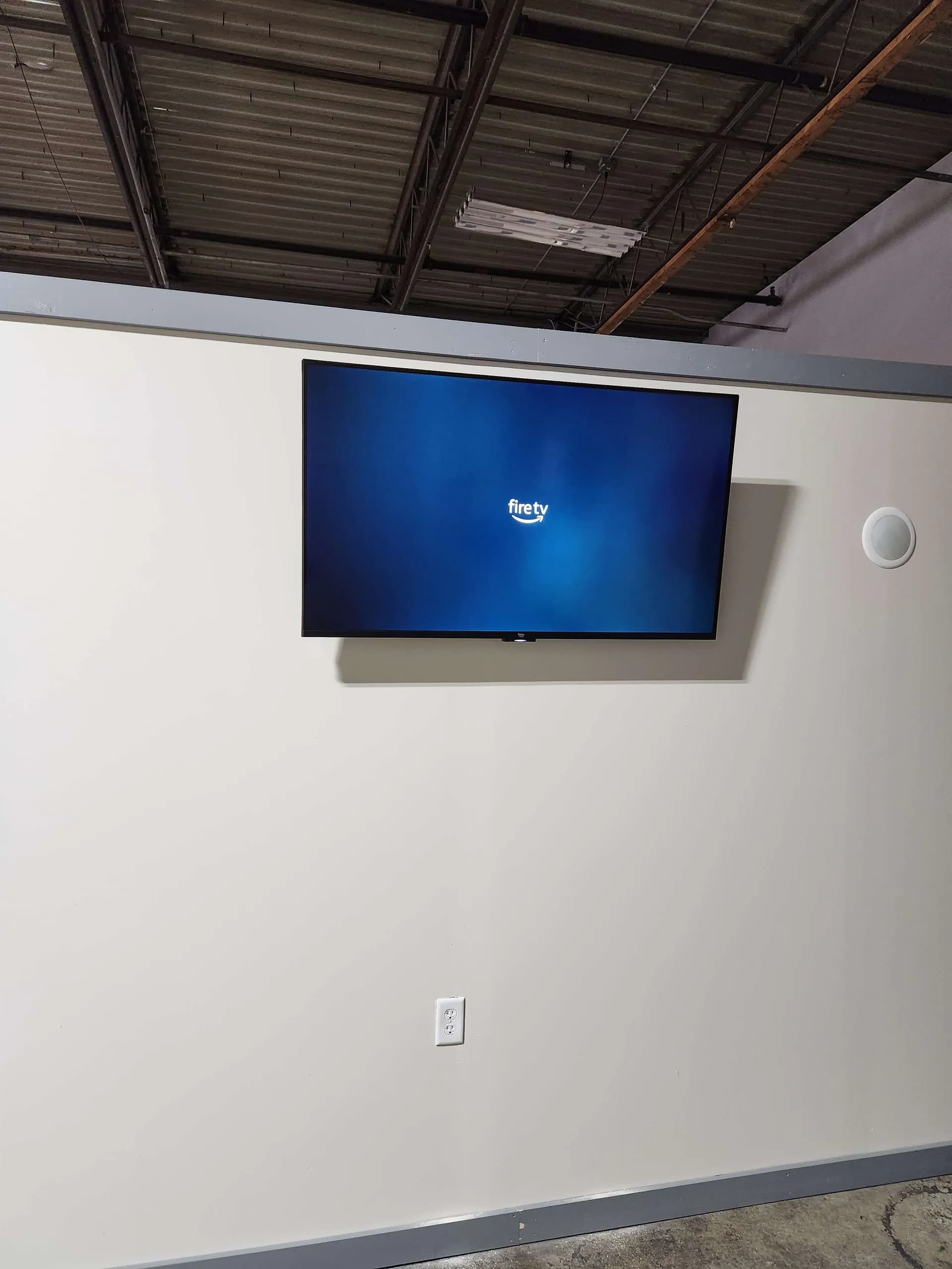 Professional TV mounting installation in Milwaukee home