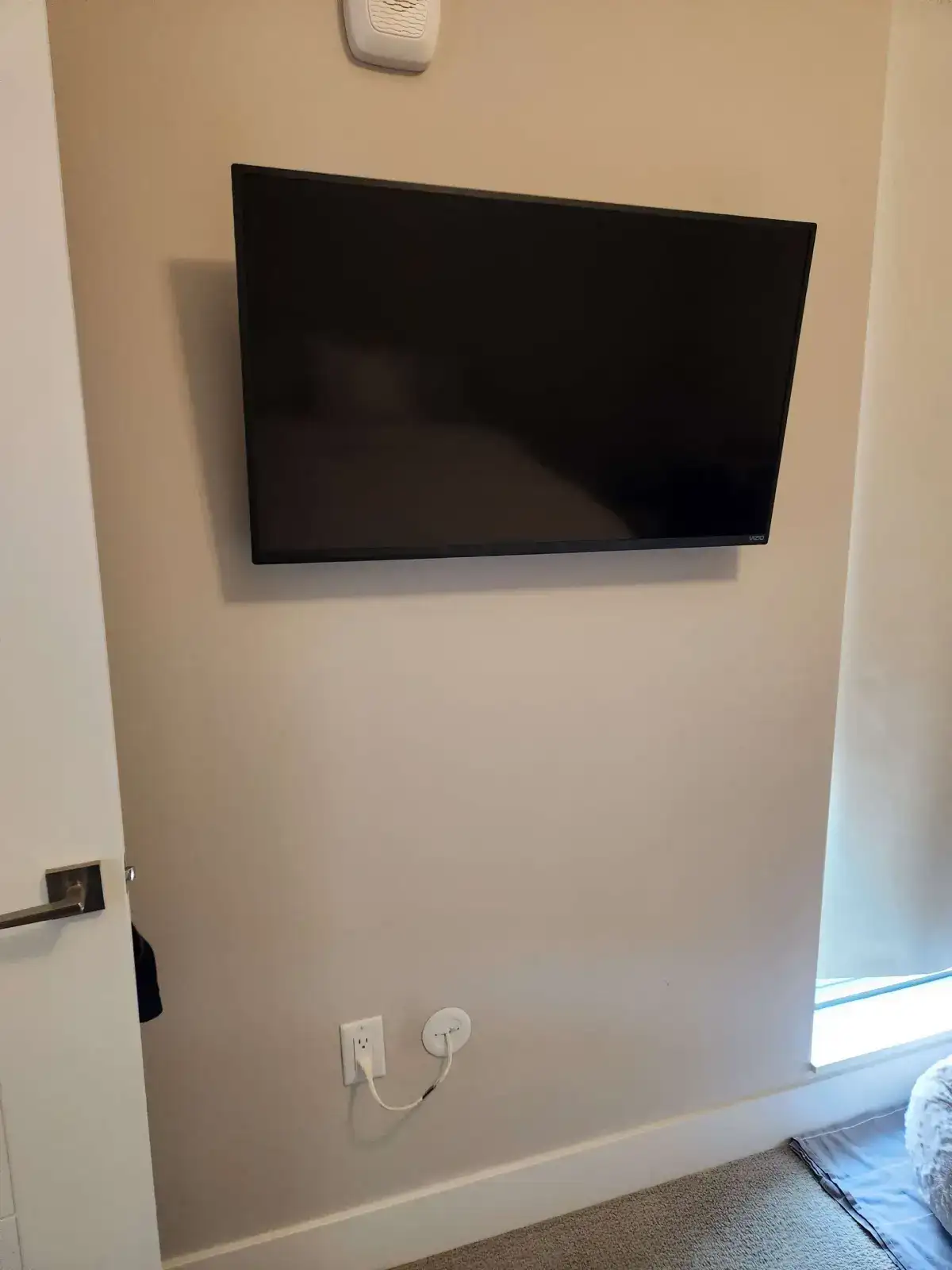 Professional TV mounting installation in Milwaukee home
